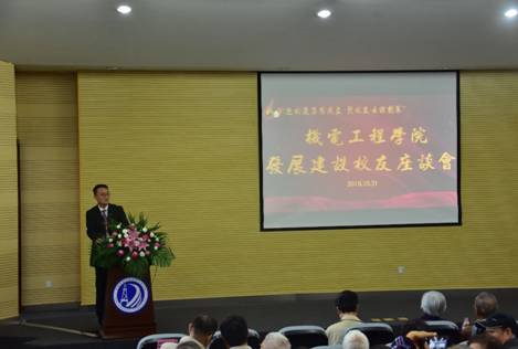 图片包含 天花板, 室内, 人员, 墙壁已生成极高可信度的说明