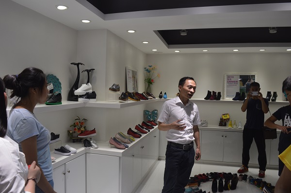 宏正负责人吴志伟带领参观