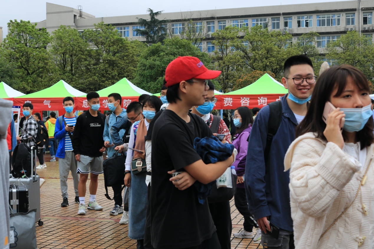 图片包含 人, 户外, 站, 人们描述已自动生成