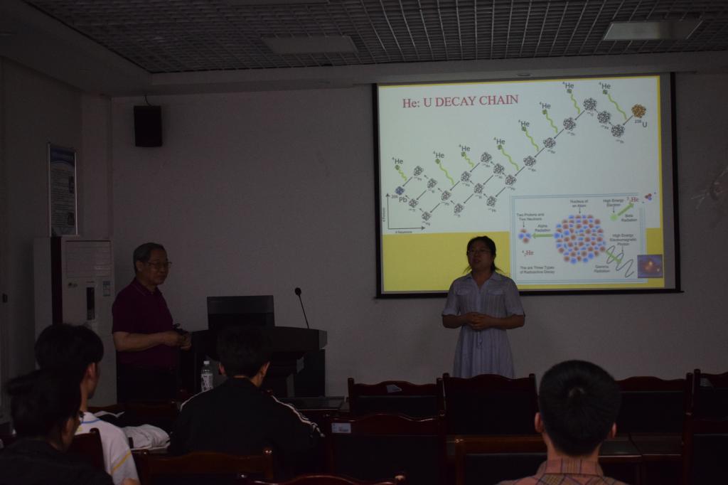 朱玉娣老师主持会议