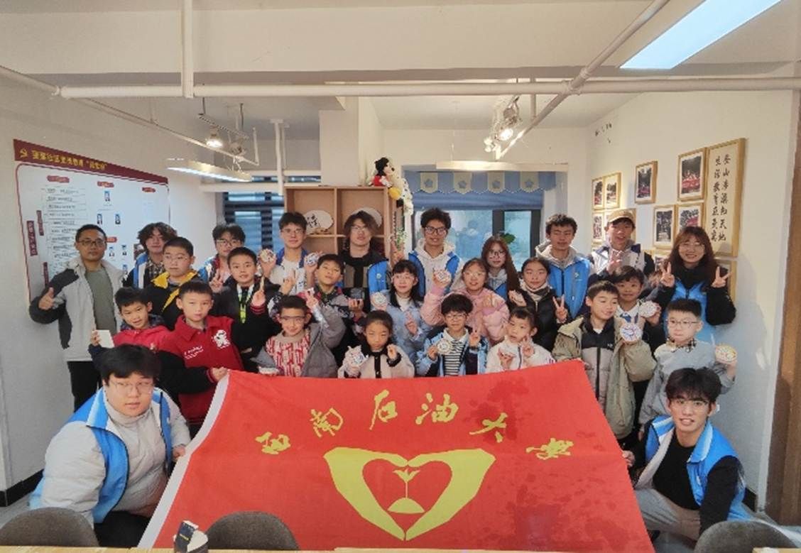 人们在看台上的人群 AI 生成的内容可能不正确。