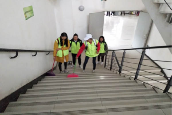 志愿者正在打扫