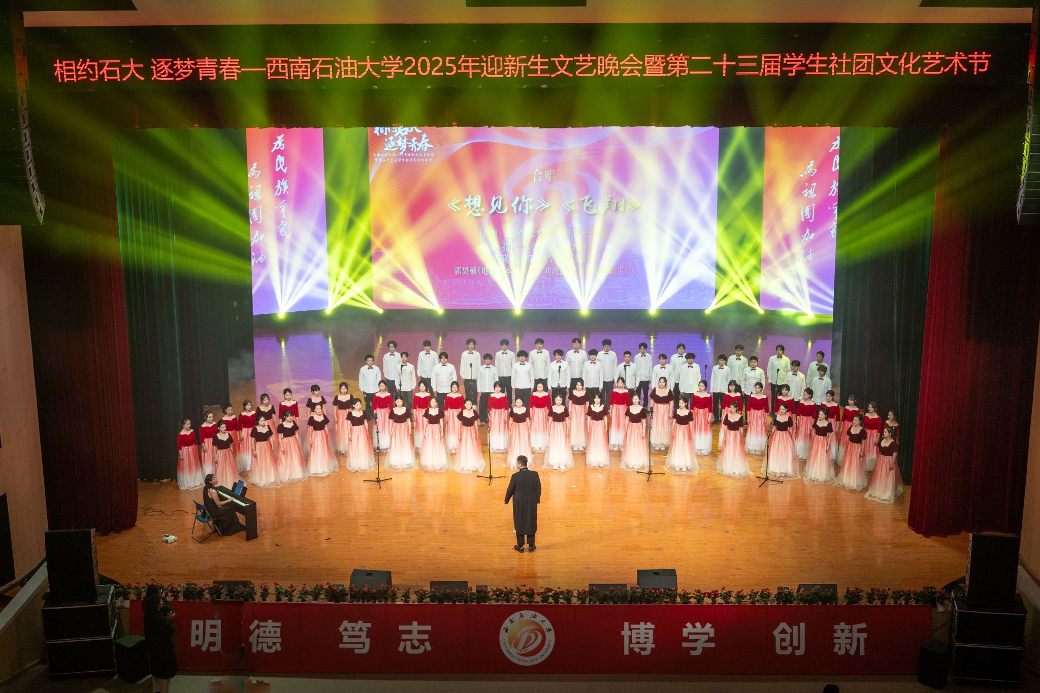 图片包含 室内, 桌子, 华美, 装饰 AI 生成的内容可能不正确。