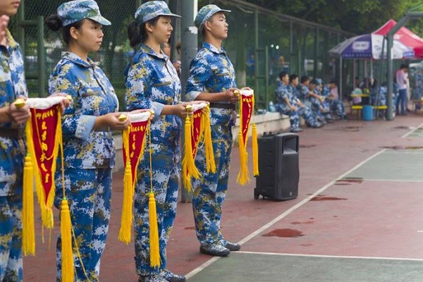 获奖寝室代表领取流动红旗