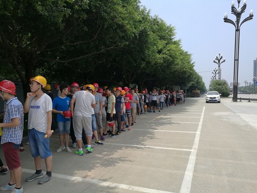有序排队等候进入工地