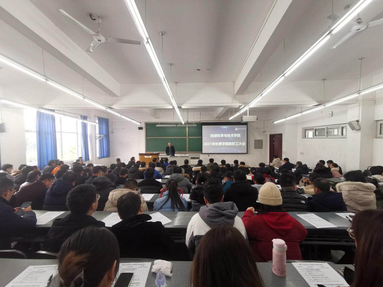 党委书记朱江主持大会 党委书记朱江主持大会