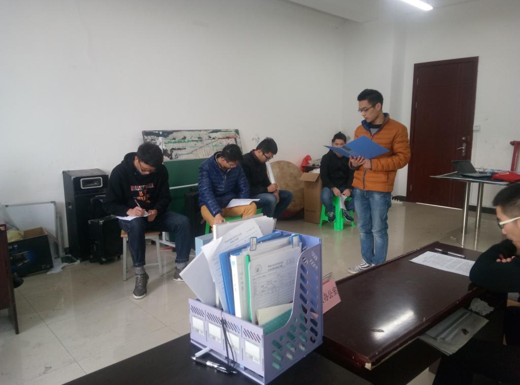 同学们修改答辩稿