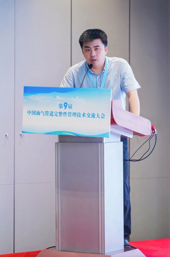 站在冰箱前的男子AI 生成的内容可能不正确。