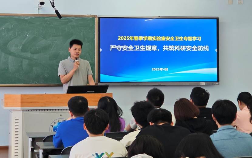 一群人在台上演讲 AI 生成的内容可能不正确。