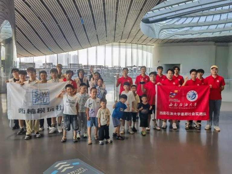 一群人站在室内 AI 生成的内容可能不正确。