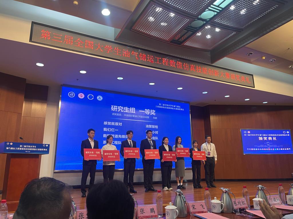 桌子上的电脑萤幕的一群人低可信度描述已自动生成