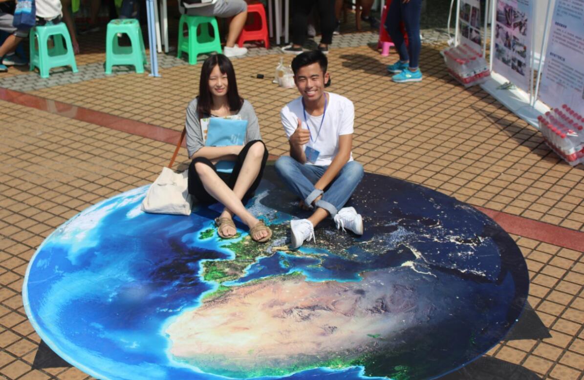 新生与迎新人员合影