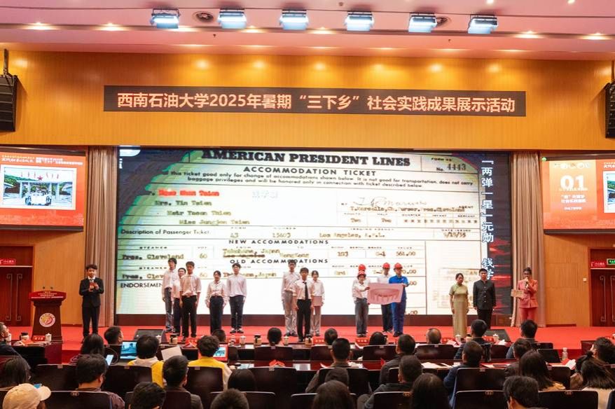 人们在看台上的人在餐厅里 AI 生成的内容可能不正确。