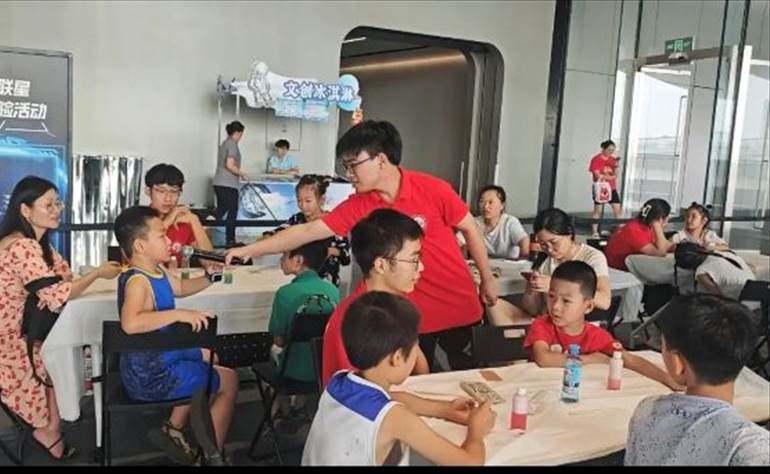 一群小孩在桌子边 AI 生成的内容可能不正确。