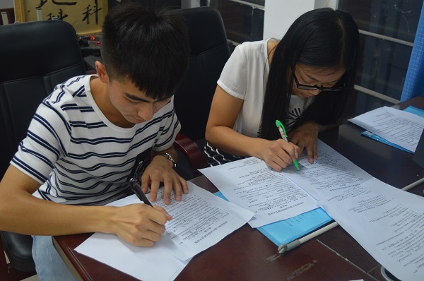 仔细地改笔试卷