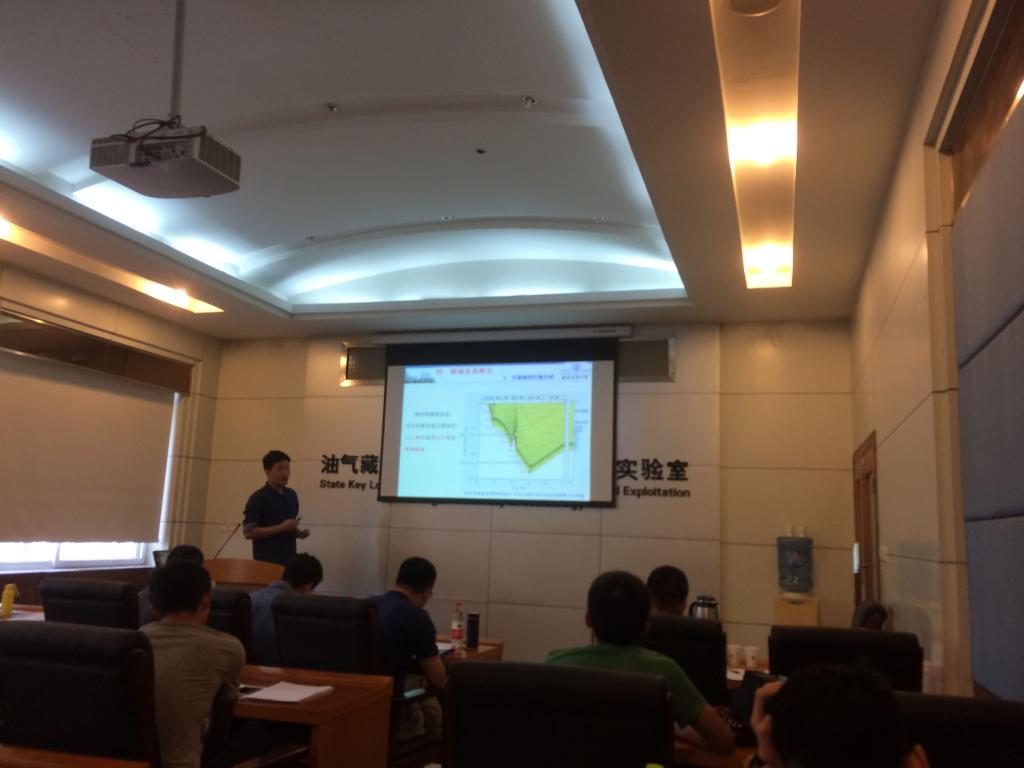 硕士2015级研究生马捷作报告