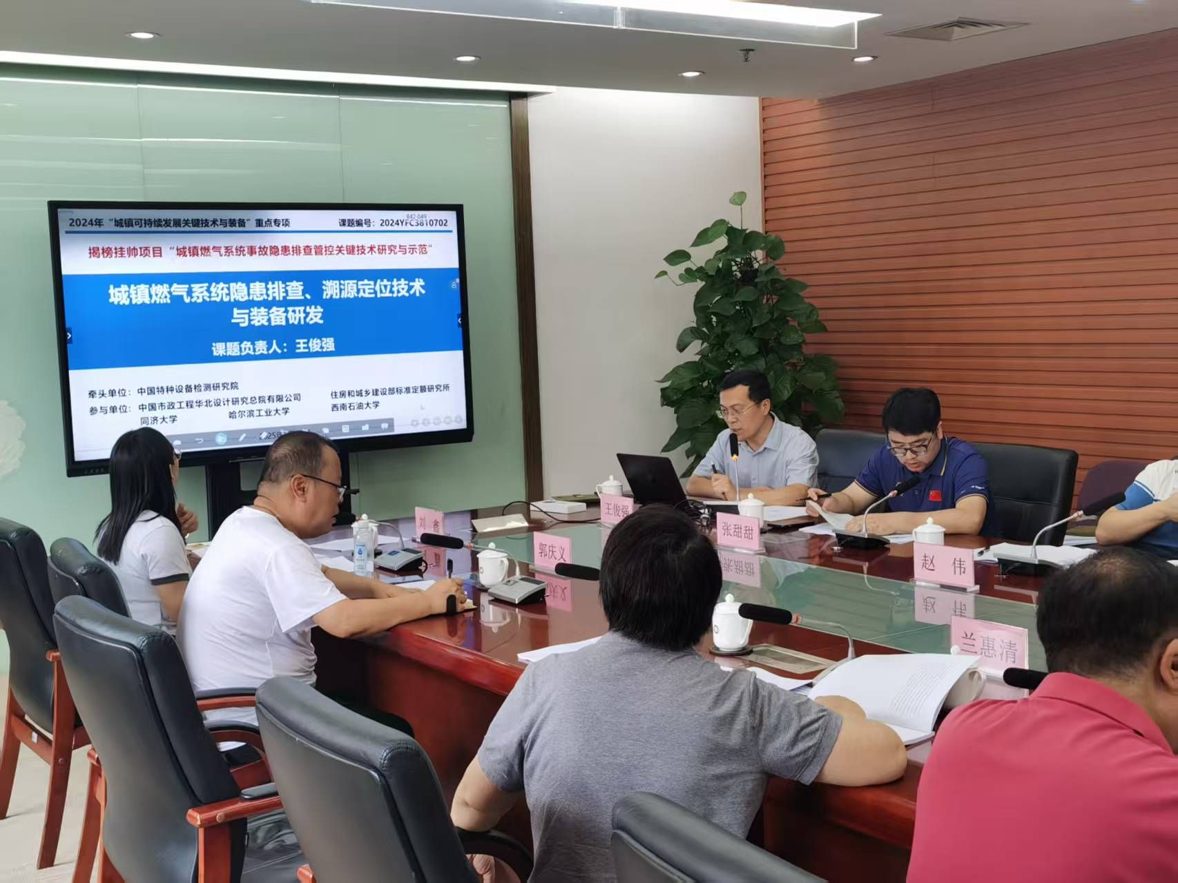 会议室里的人们AI 生成的内容可能不正确。