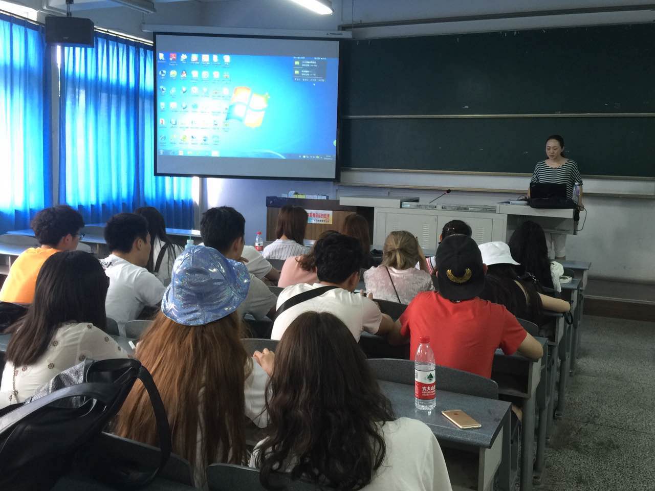 李醒岚老师为2014级播主1班讲解专业方面的规划
