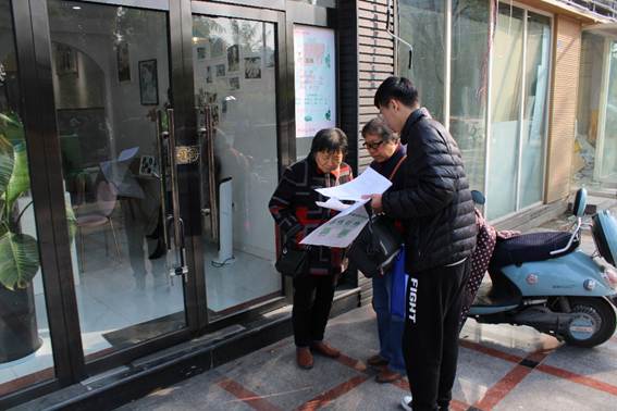图片包含 建筑物, 人员, 户外, 地面自动生成的说明