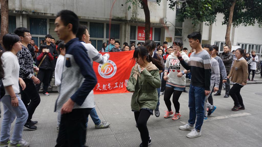 穿梭跳比赛