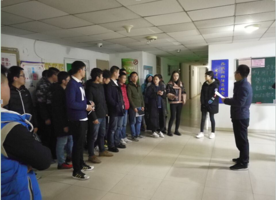 图一:刘老师讲解实习注意事项