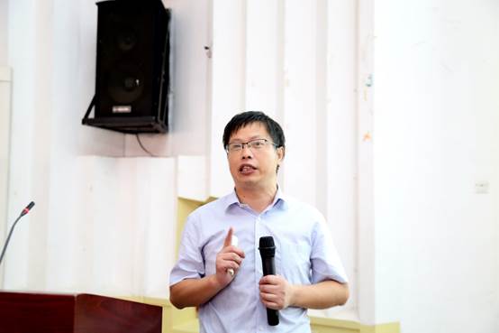 图片包含 人员, 墙壁, 室内, 站立描述已自动生成