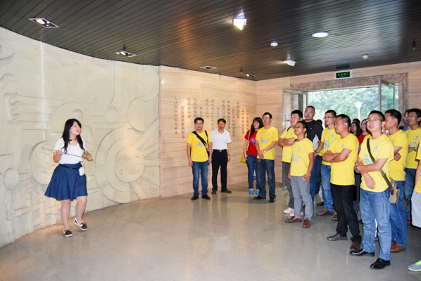 土木2000级校友参观校史馆