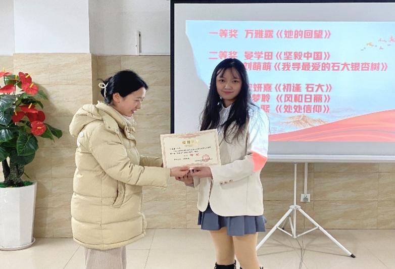 小孩站在一起低可信度描述已自动生成
