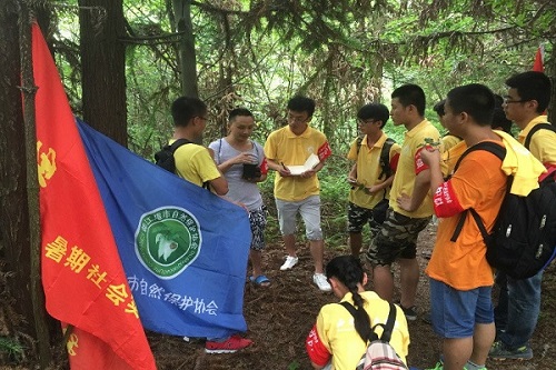 老师正在为大家讲解红外相机的使用