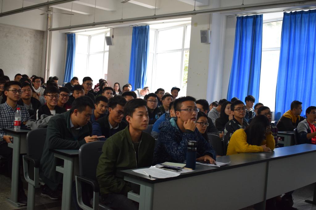 同学们认真听取会议精神