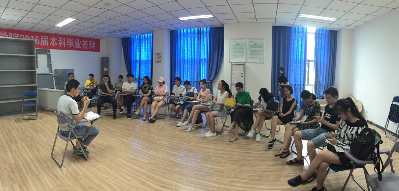 2014级播音与主持3班班会场景