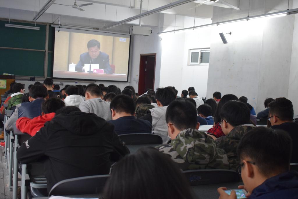 同学们认真听取会议精神