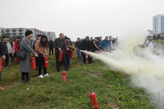 说明: G:\地科院资料\学院活动照片\2019年\12.05 地科院消防安全培训和演练\室外演练\DSC_0184.JPG