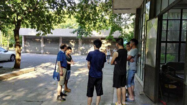 朱书记与实习组长交流