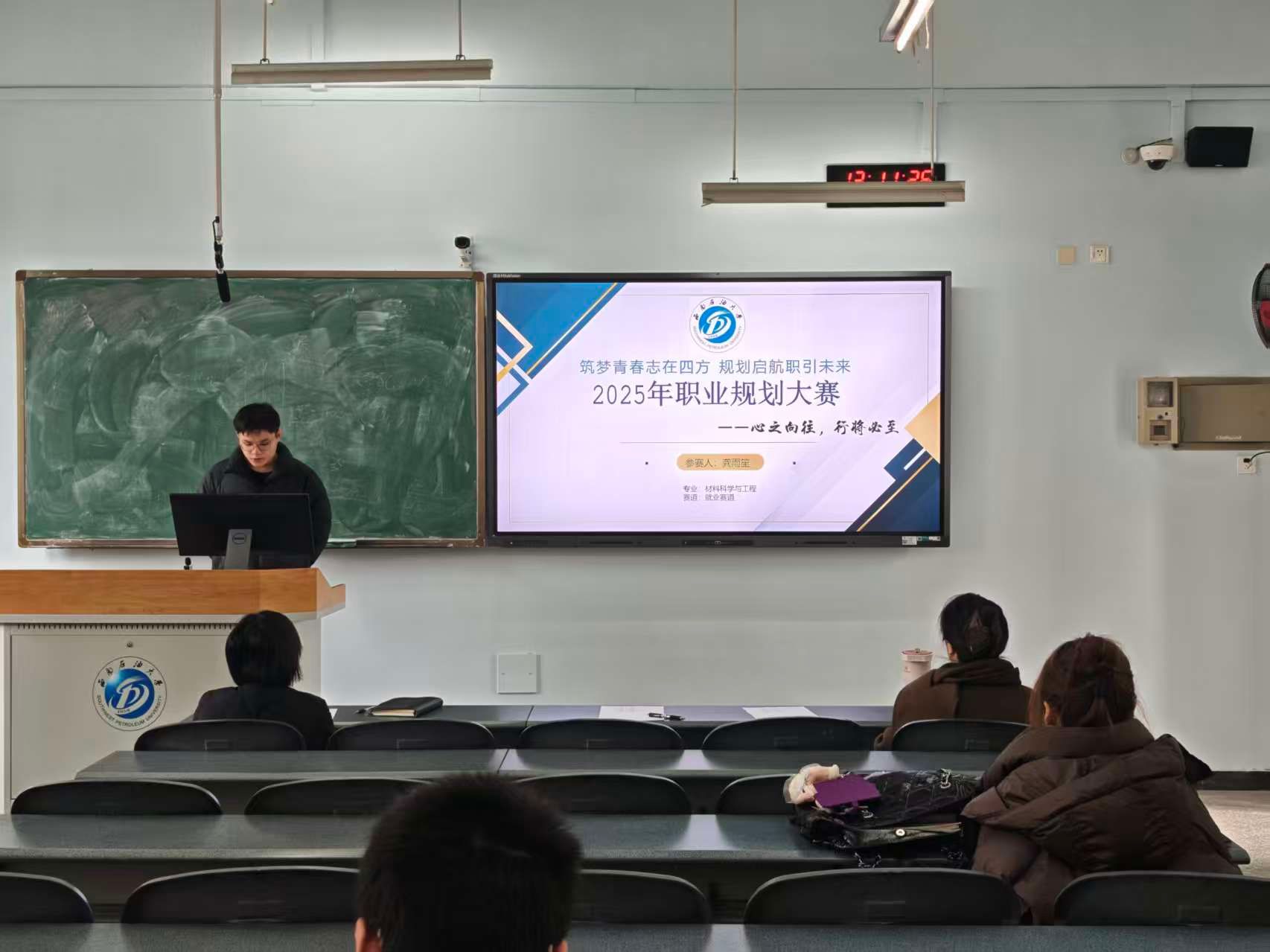 会议室里的人们AI 生成的内容可能不正确。