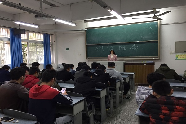 团支书屈娅正在为我们讲解共享单车的安全隐患