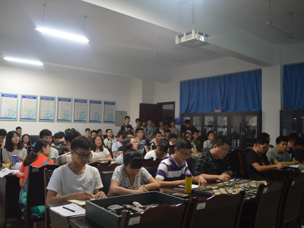 同学们认真观看答辩