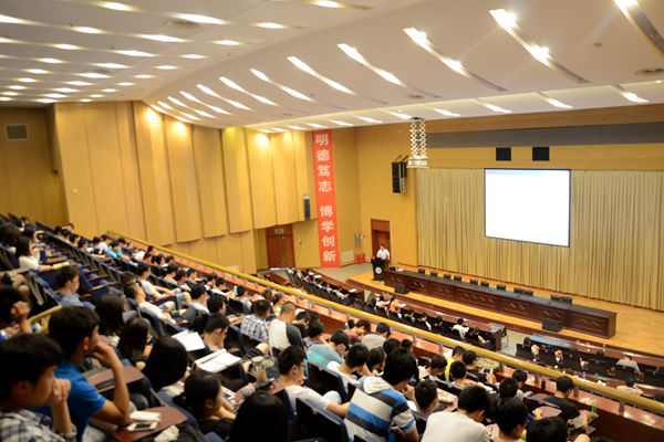 党委副书记赵正文为师生讲解当前就业形势与改