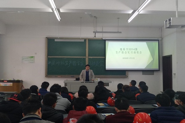 年级辅导员李龙珂老师