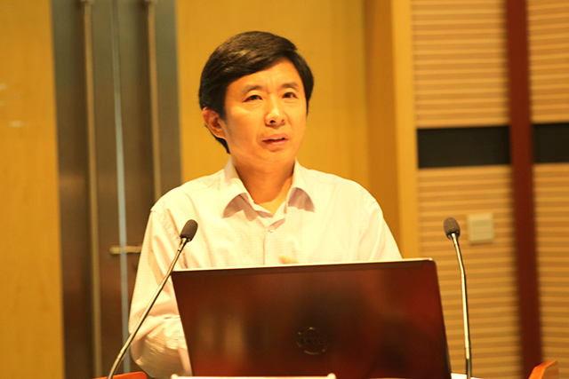 马克思主义学院院长张小飞主持开幕式,并闭幕式讲话