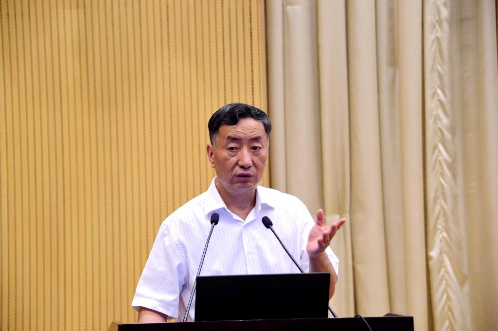 孙一平为同学们上形势与政策课