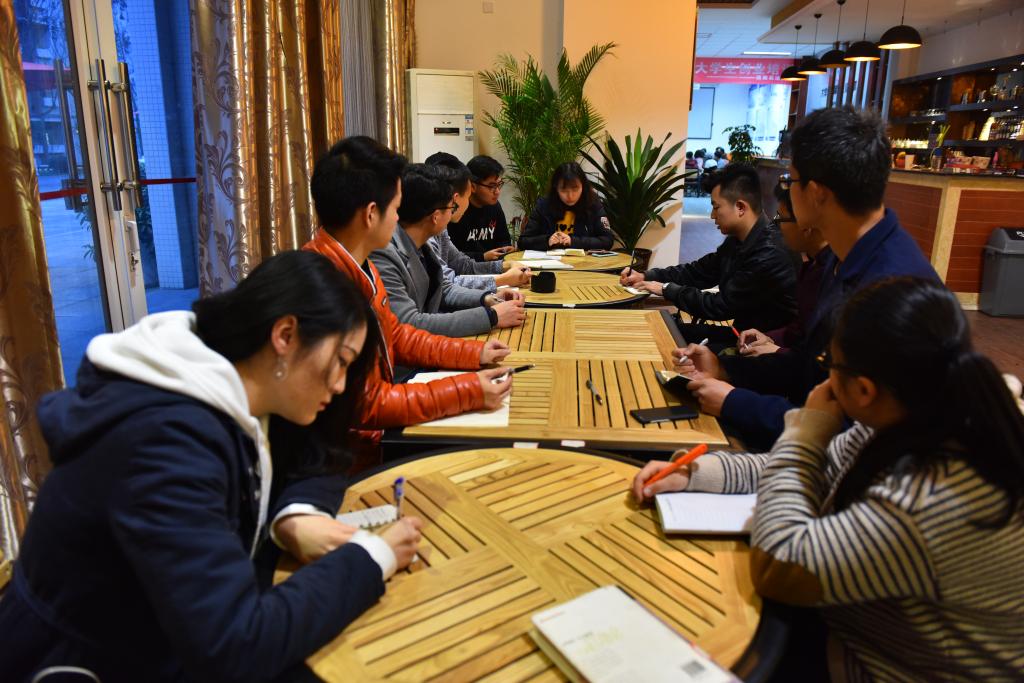 未来企业家俱乐部常务理事夏婧主持沙龙