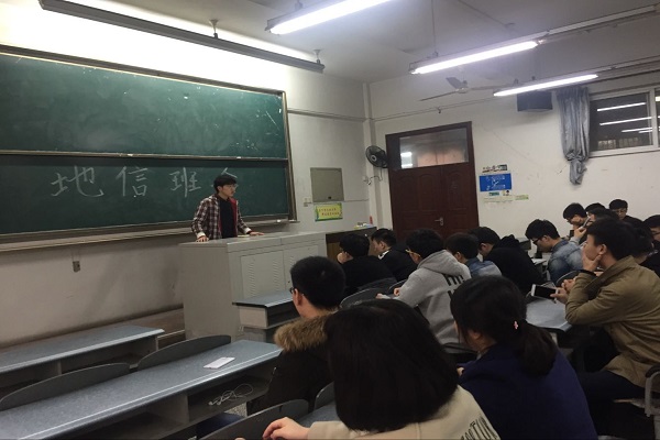班长杨博理向我们倡导要文明使用共享单车
