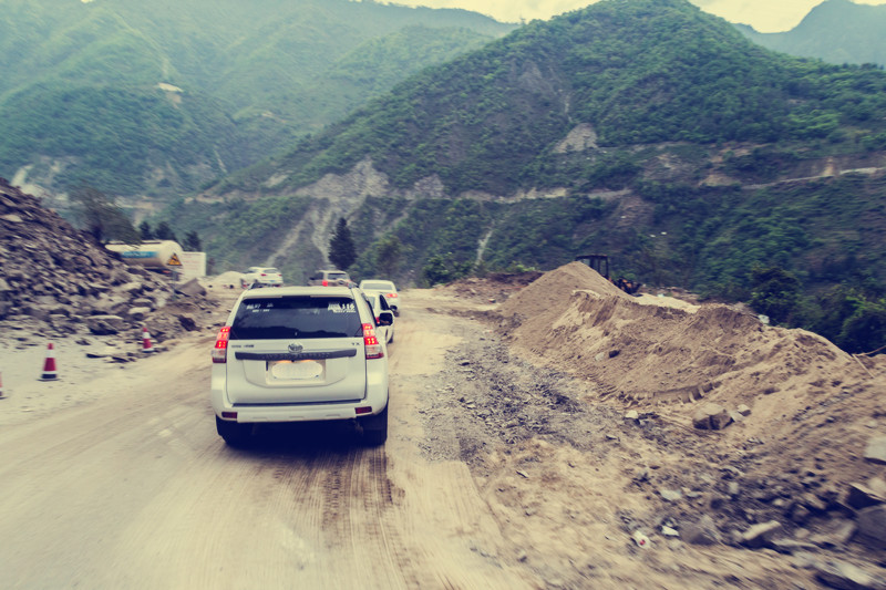 爱心车队走在坎坷泥泞的盘山公路上