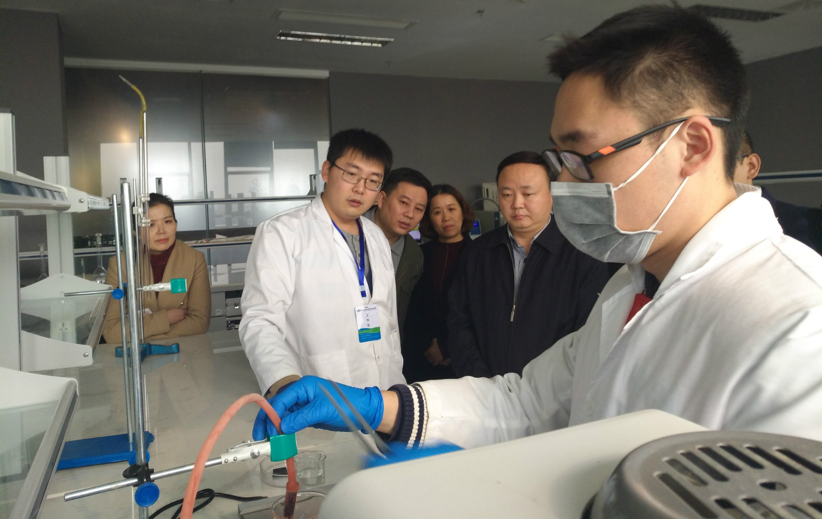 许兴国书记参观我院2015级研究生丁龙创办的智汇大实验室孵化企业