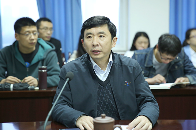 院长 张小飞 主持报告