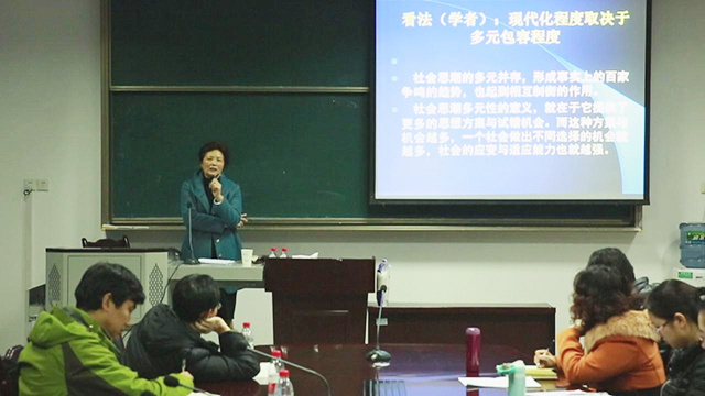 邓淑华教师作报告