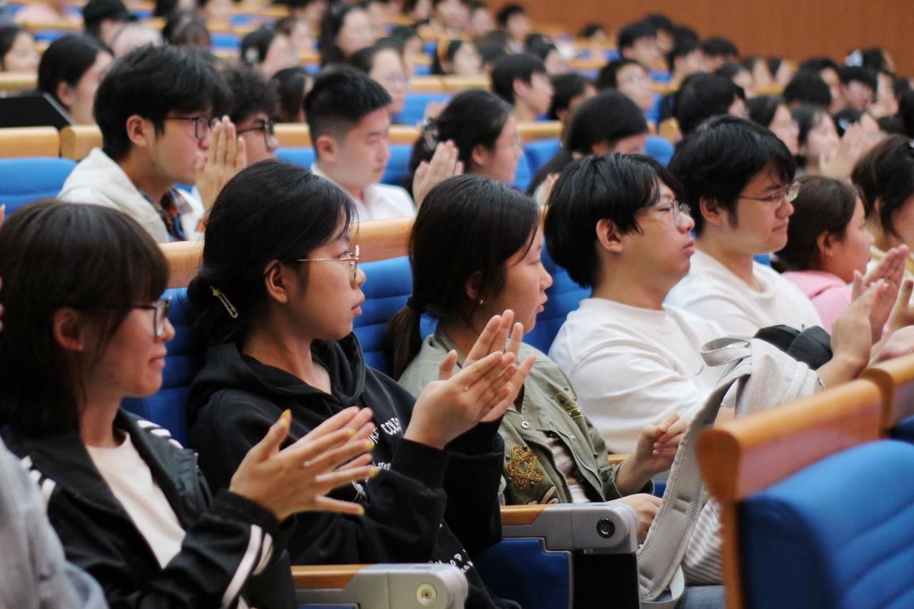 图为同学们在认真听讲座.JPEG
