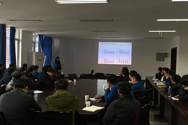 正在进行工程实例讲解的赵洪波教授