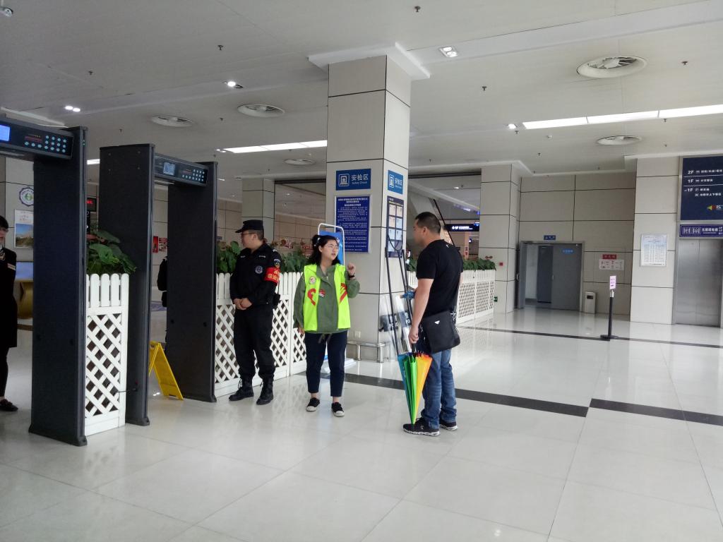 图3 安检处与工作人员协同服务的志愿者